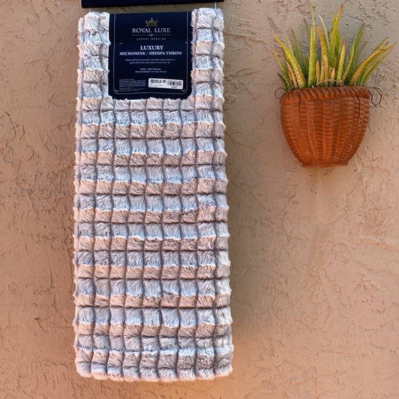 Royal Luxe Luxury Micro Mink Sherpa Throw - Beautiful! - Picture 4 of 11